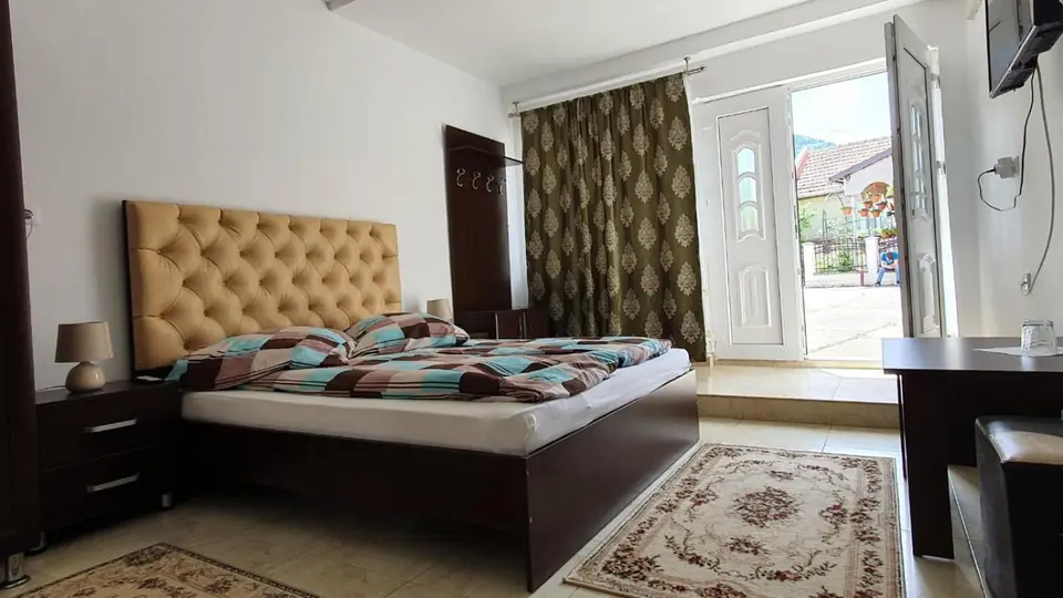 Camera 4, cu ușa spre terasă deschisă