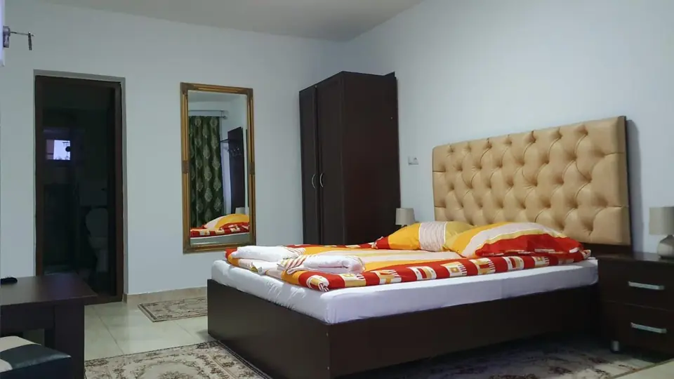 Patul cu tăblie capitonată