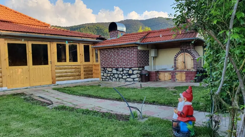 Grătarul și cuptorul din cărămidă, cu munții în spate