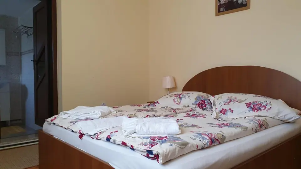 Patul pregătit, cu lenjerie înflorată