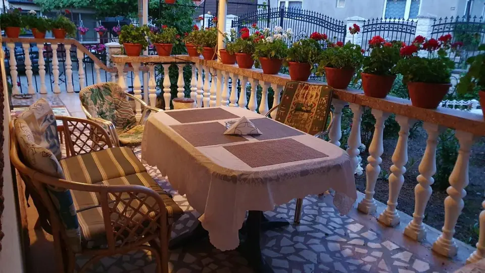 Masa de pe terasă, între mușcate