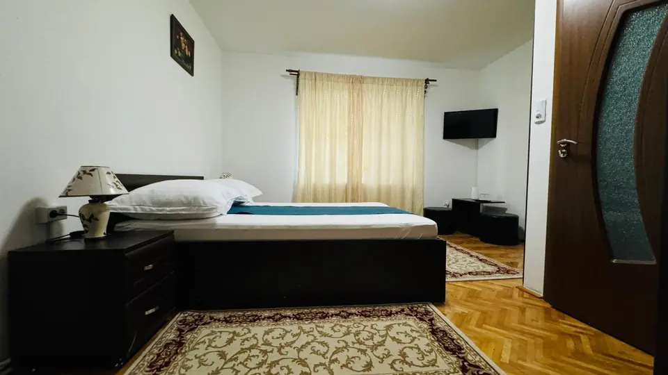 Camera 3: pat extra mare și covor